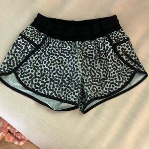 Sz 6 EUC athletic lululemon shorts